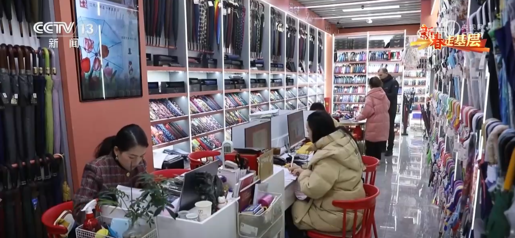 成拳”凝聚合力 “品牌出海”成为义乌热词mg不朽情缘游戏平台新春走基层 “攥指(图2)