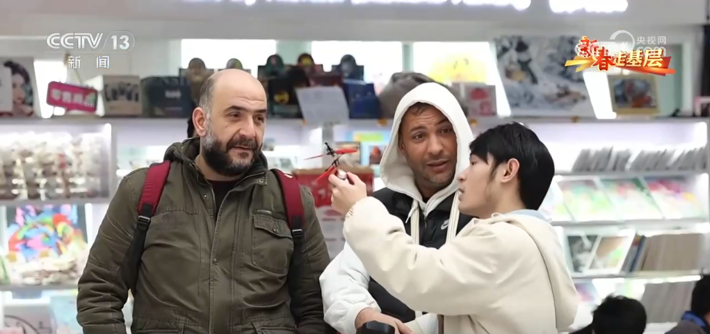 成拳”凝聚合力 “品牌出海”成为义乌热词mg不朽情缘游戏平台新春走基层 “攥指(图3)